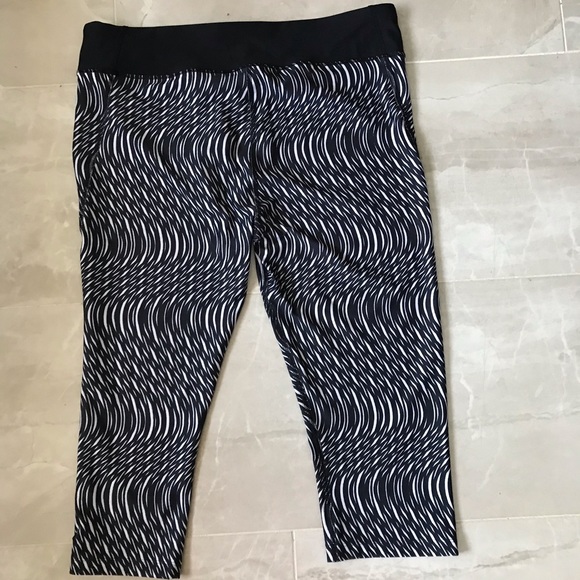 Under Armor Cropped Workout Pants - Picture 2 of 3